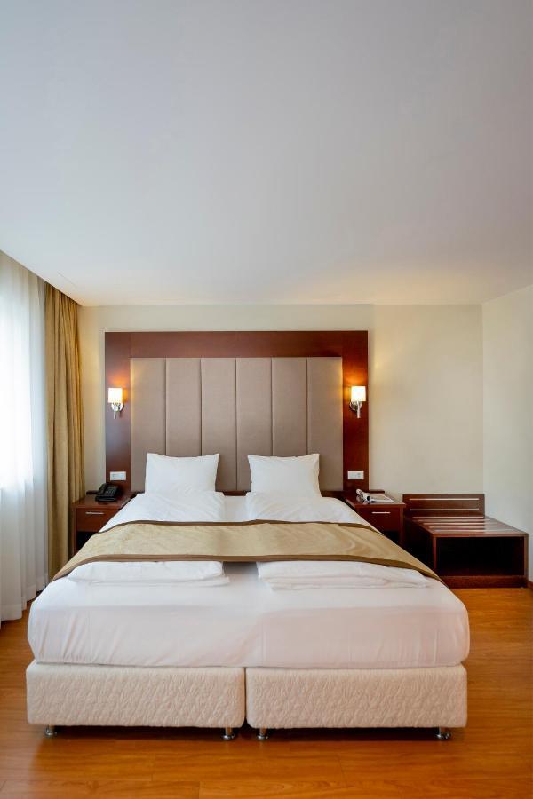 Palast Hotel Хюрт Экстерьер фото